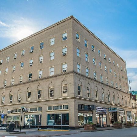 The Mountaineer Hotel Williamson Exterior photo